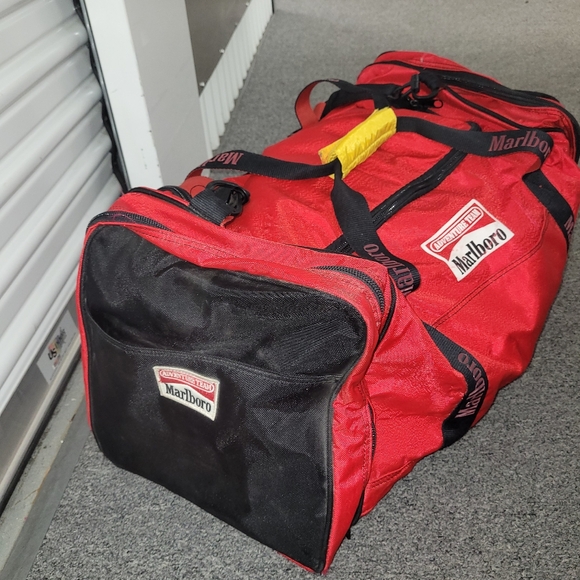 * Vintage Marlboro large Duffle Bag Marlboro logo red color - Picture 2 of 8